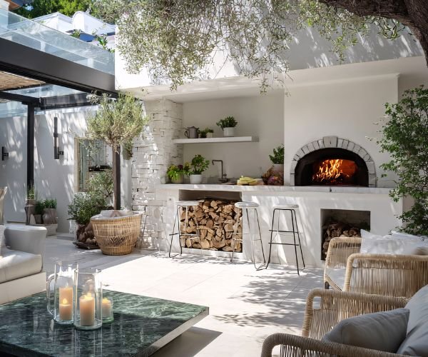 Outdoor Kitchens and Fire Pits: Turning Your Backyard into an Entertaining Space